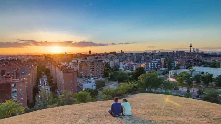 Atardecer en el parque de las 7 tetas de Vallecas, barrio en el que se puedan alquilar pisos de obra nueva