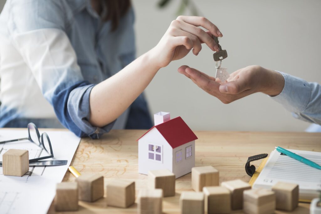 mujer da las llaves de su casa a su pareja tras adquirir una propiedad en preventa