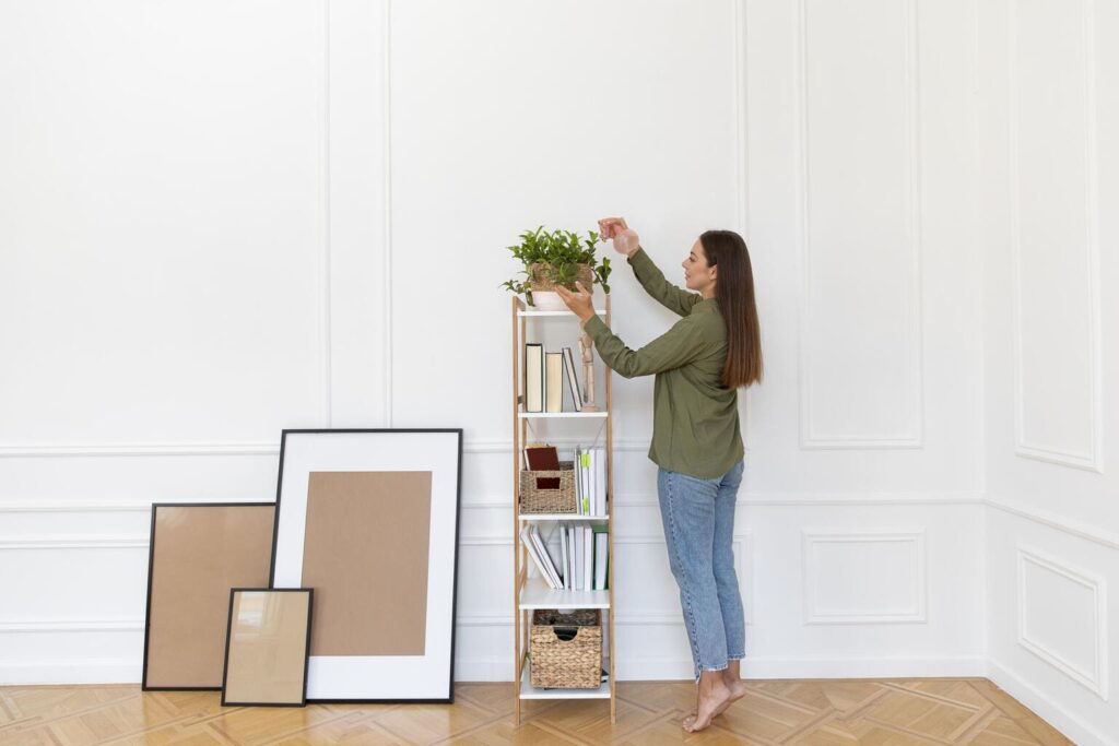 Mujer coloca su estantería teniendo en cuenta la decoración del hogar