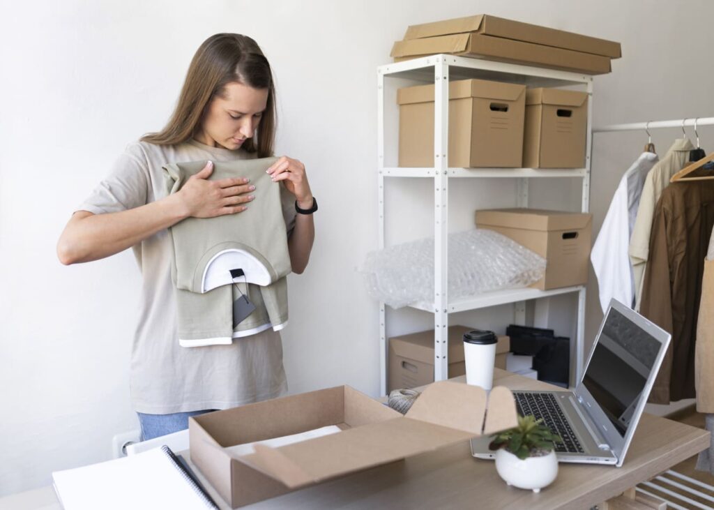 Mujer preparando las cajas para su proceso de almacenaje en su nuevo hogar