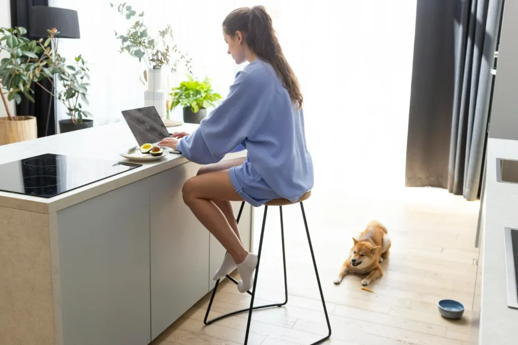 La silla de la cocina es mal sitio para el teletrabajo