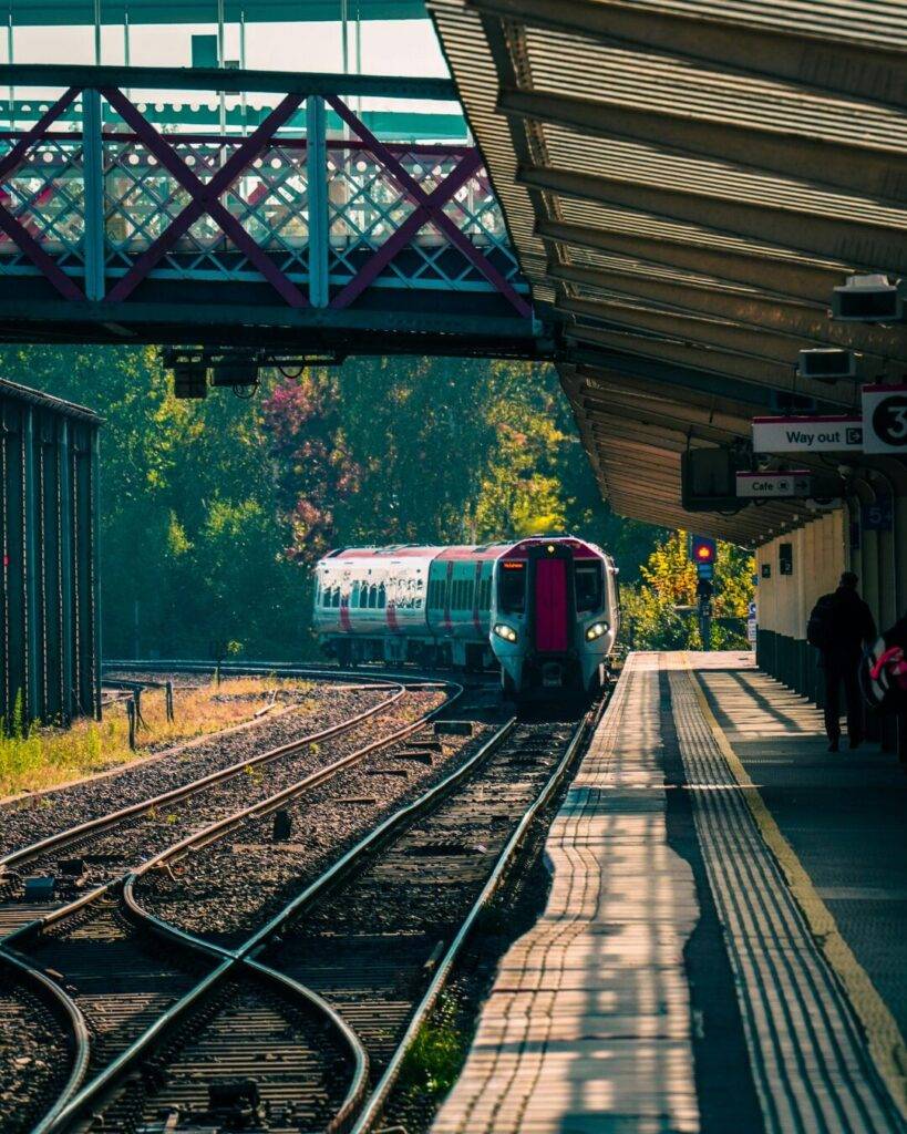 Imagen de una estación de transporte público moderna y acceso a vías principales, simbolizando la rápida conexión de estos municipios con el centro de Madrid.